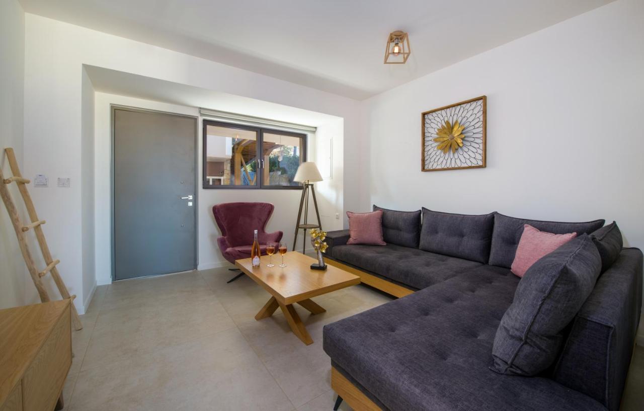 Lilium Luxury Suites Agia Marina Extérieur photo